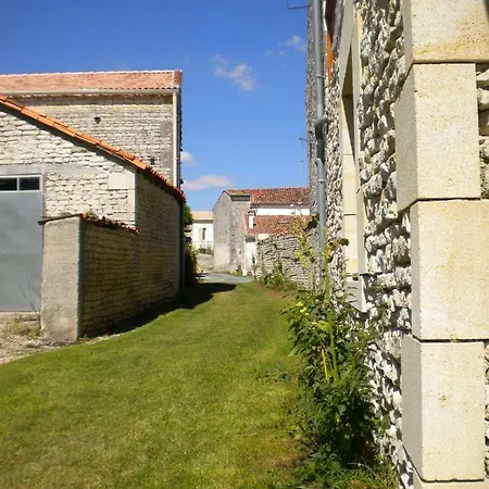 D'hote Au Col De Cygne Bed & Breakfast Blanzac-les-Matha